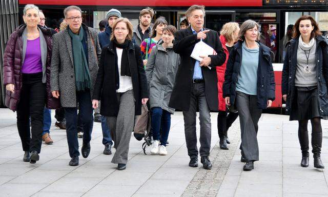 Die Grünen Ulrike Lunacek, Rudolf Anschober, Leonore Gewessler, Sigi Maurer, Werner Kogler, Birgit Hebein und Alma Zadic vor Beginn des erweiterter Bundesvorstands der Grünen.