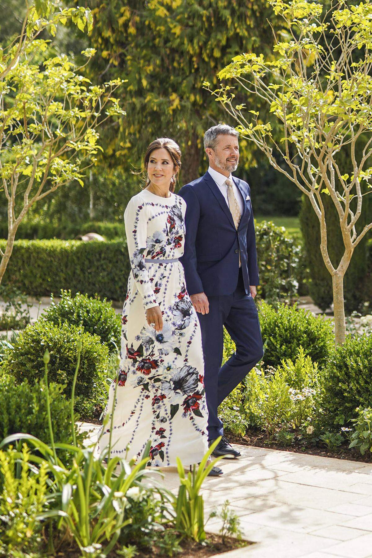 Kronprinzessin Mary von Dänemark wählte eine florale Robe von Erdem für die jordanische Hochzeit. 