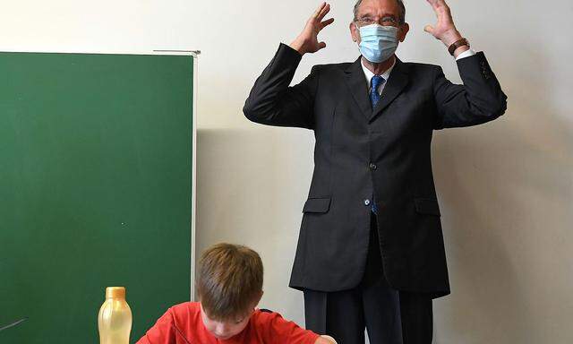 Bildungsminister Heinz Faßmann (ÖVP) nannte die Erstausgabe der Sommerschule (hier bei einem Besuch in Purkersdorf) im Vorjahr einen "Tabubruch". 