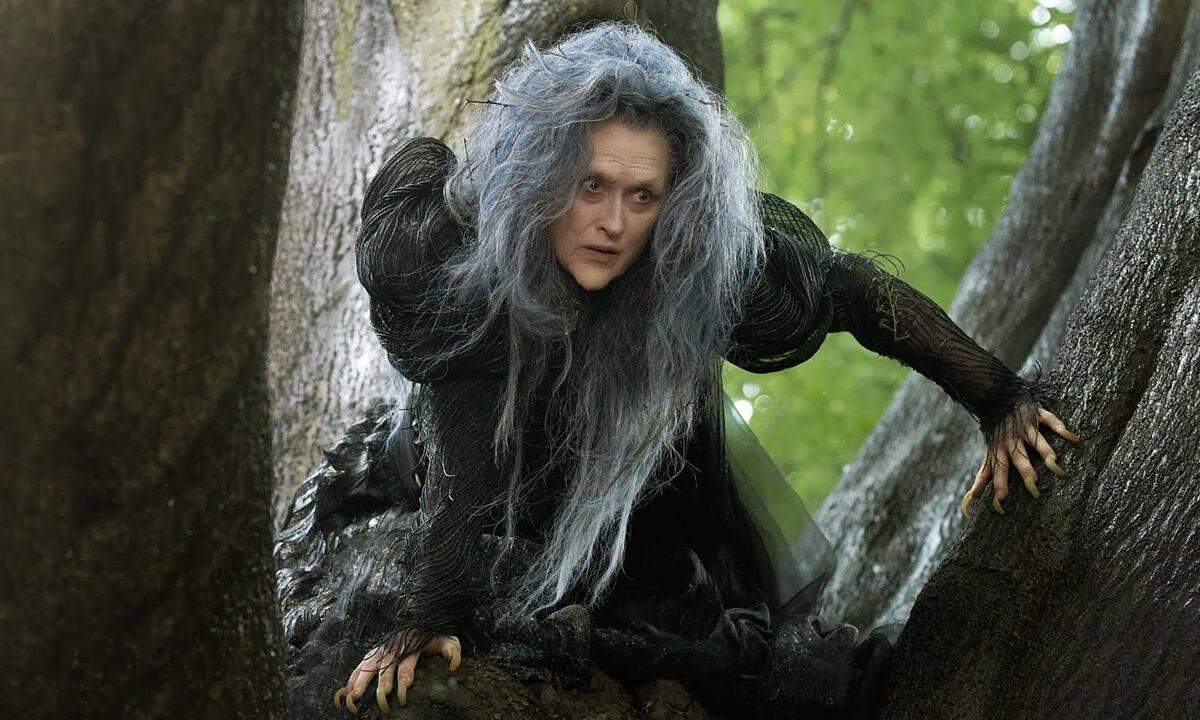 Wie unschwer zu erkennen ist, spielt Streep in dem Fantasy-Musical von Rob Marshall eine Hexe. Der Film vermischt verschiedene Märchen der Brüder Grimm, darunter Rotkäppchen, Rapunzel und Aschenputtel.