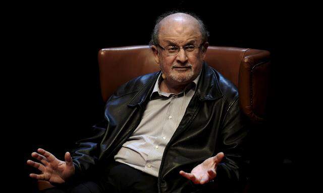 30 Jahre alt ist die Fatwa gegen Rushdie. In seinem Roman ärgert er sich vor allem über die USA. 