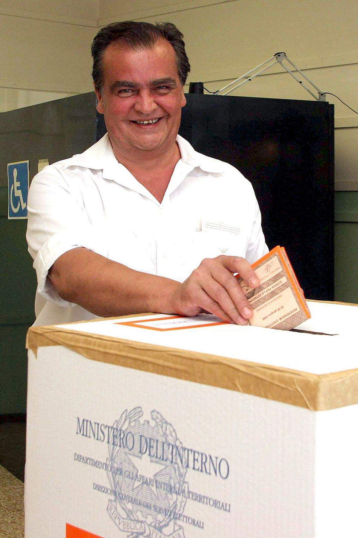 Calderoli ist für rassistische Äußerungen bekannt. So musste er 2006 als Reformminister unter Silvio Berlusconi zurücktreten, weil er in einem T-Shirt mit Mohammed-Aufdruck zu einer Talk-Show erschienen war.