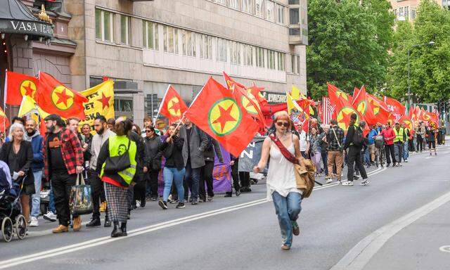Aktivisten mit PKK-Fahnen bei einer Anti-Nato-Demonstration Anfang Juni in Stockholm.