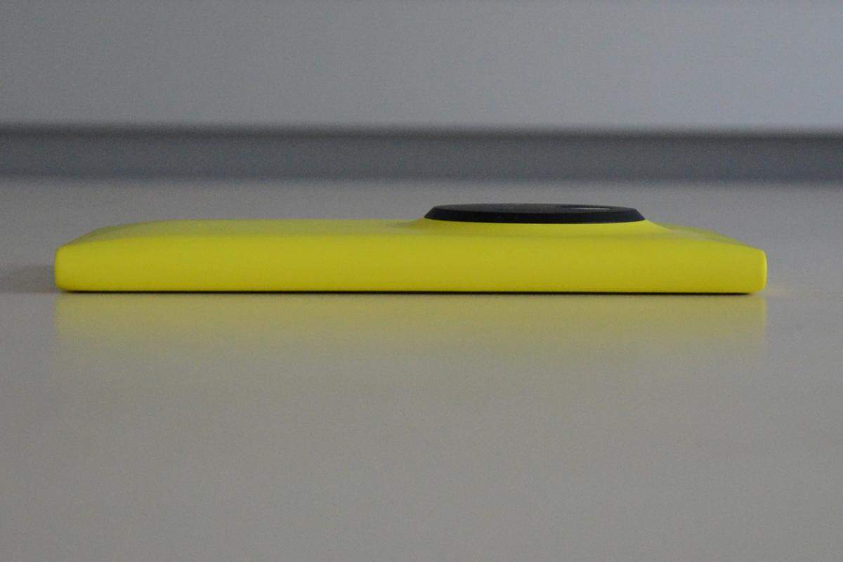 Trotz der ungewöhnlichen Form und des mit fast 160 Gramm relativ hohen Gewichts liegt das Lumia 1020 gut in der Hand - Nokia setzt auf eine samtige Oberfläche, die man gerne angreift.