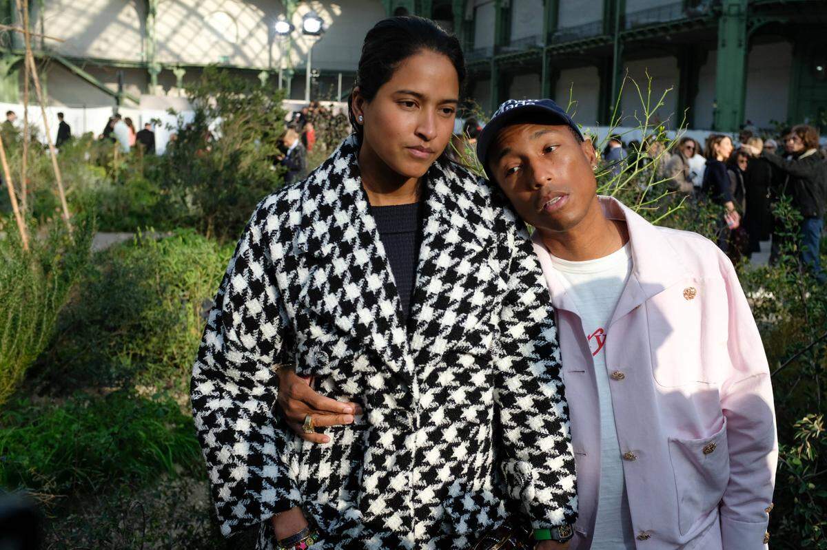 US-Musiker und Produzent Pharrell Williams mit seiner Frau Helen Lasichanh im Pariser Grand Palais, wo die Haute-Couture-Show von Chanel über die Bühne ging.