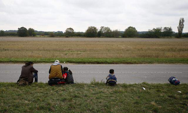 Symbolbild: Migranten nach der Überquerung der ungarisch-österreichischen Grenze