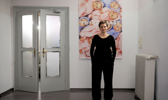 Die Regisseurin Maria Arlamovsky vor dem Plakat ihres neuen Films „Future Baby“ im Wiener Votivkino.