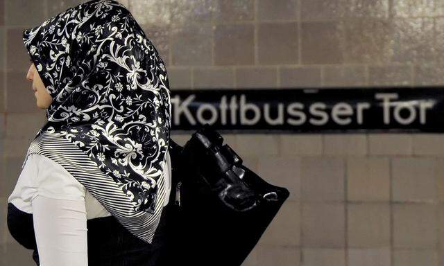 Frau mit Kopftuch in Berlin