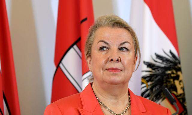 Sozialministerin Beate Hartinger-Klein (FPÖ) l