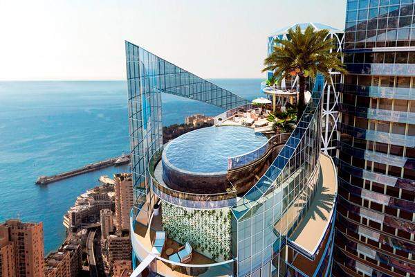 Aktueller Wert: 300 Millionen Euro So hoch kommt keiner hinaus, zumindest wenn es nach dem Preis geht. Dieses Penthouse im Odeon-Wohnturm in Monaco lässt keine Wünsche offen - sogar eine Wasserrutsche ist inkludiert, selbstverständlich mit Meerblick. Das Ganze hat selbstverständlich seinen Preis. Bei der Besichtigung vor kurzem soll eine russische Oligarchengattin gemeint haben: "Das ist endlich mal nichts für gewöhnliche Millionäre."