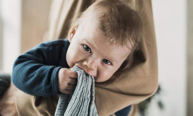 Babys links, Kleinkinder rechts - ein wissenschaftlicher Forscher hat unsere Tragepräferenzen untersucht.