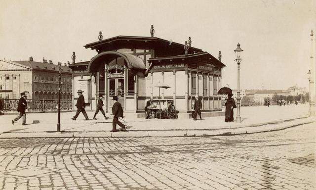 Die Stadtbahnstation Schwedenplatz (mittlerweile zerstört) um 1902.