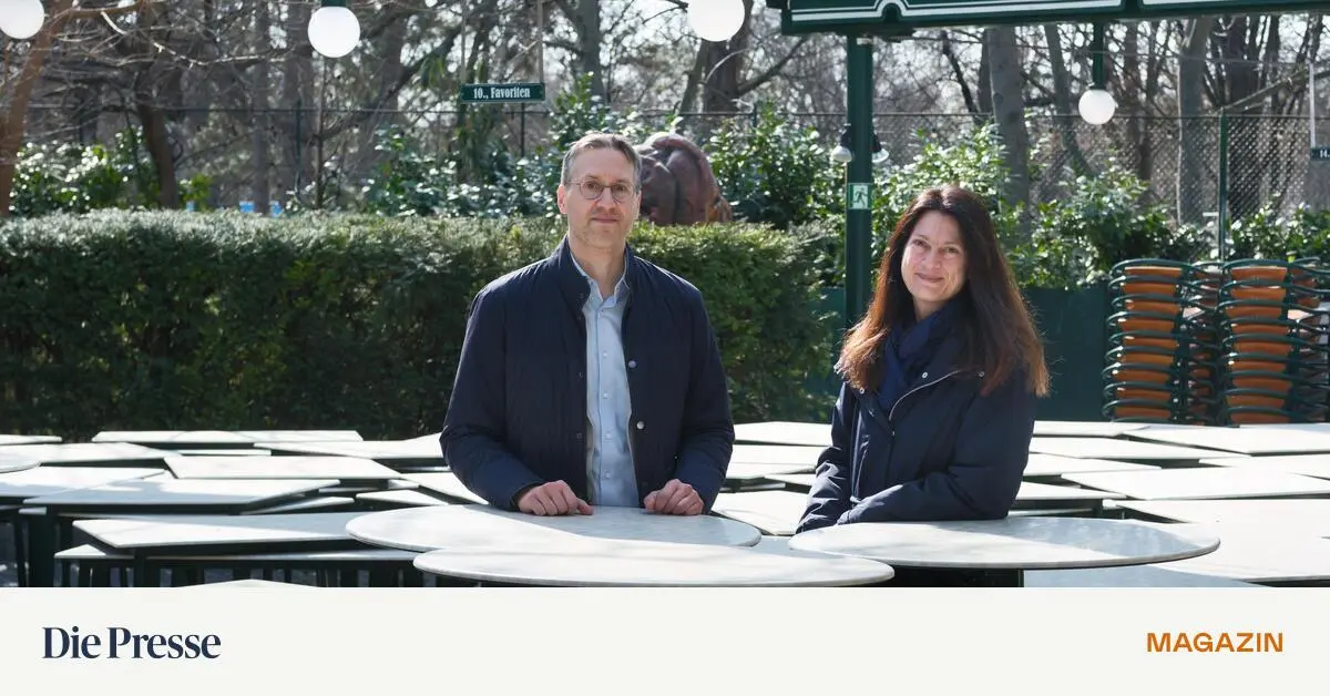 schweizerhaus-die-eingeschwei-ten-fans-stehen-schon-eine-stunde-vor-der-er-ffnung-vor-der-t-r-premium