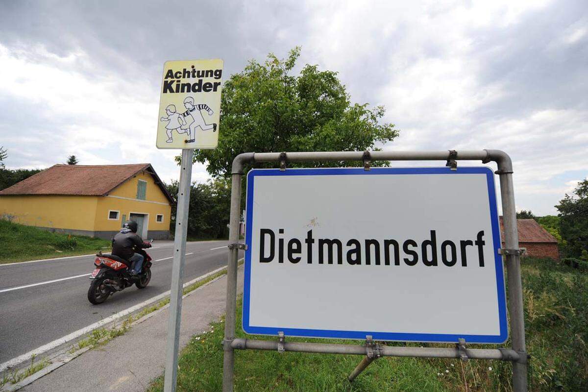 In Dietmannsdorf, nur wenige Kilometer von ihrem Heimatort Pulkau, ist 2011 das Skelett Anfang Juli der seit fünf Jahren vermissten Julia Kührer gefunden worden.