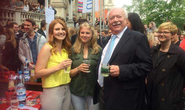 Die roten Studierenden - hier VSStÖ-Wien-Chefin Raffaela Tschernitz (links) und ÖH-Spitzenkandidatin Hannah Lutz - hatten Häupl einen Tag vor Beginn der Hochschülerschaftswahlen eingeladen.