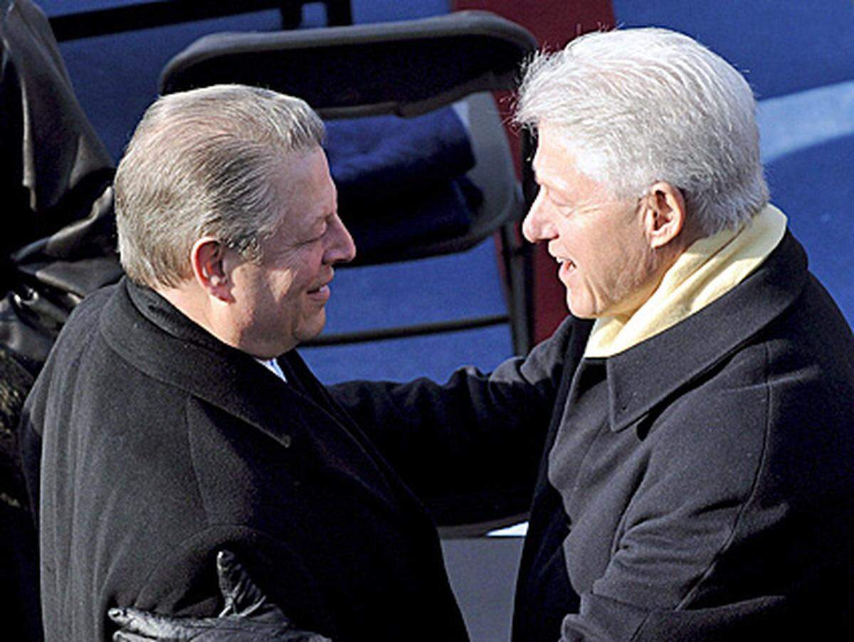 Alte Bekannte treffen sich: Ex-Präsident Bill Clinton begrüßt seinen ehemaligen Vize Al Gore.
