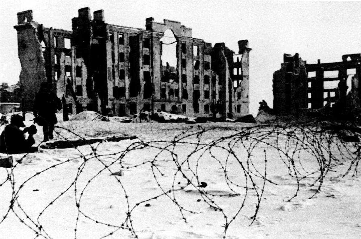 Viel größer als die strategische war aber die symbolische Bedeutung: Stalingrad, das Schlachtfeld zweier Diktatoren, sollte schließlich als Sinnbild für den Untergang Hitler-Deutschlands in die Geschichtsbücher eingehen.