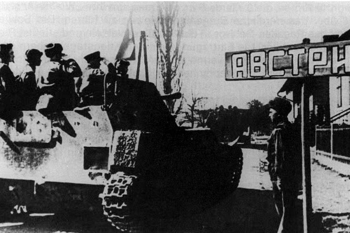 Adolf Hitler beharrte darauf, die "Perle des Reiches" nicht kampflos aufzugeben. Am 2. April wird sie zum "Verteidigungsbereich" erklärt. Frauen und Kindern wird auf Plakaten "empfohlen, die Stadt zu verlassen.“(Bild: Einheiten der Roten Armee überschreiten die Grenze Osterreichs)