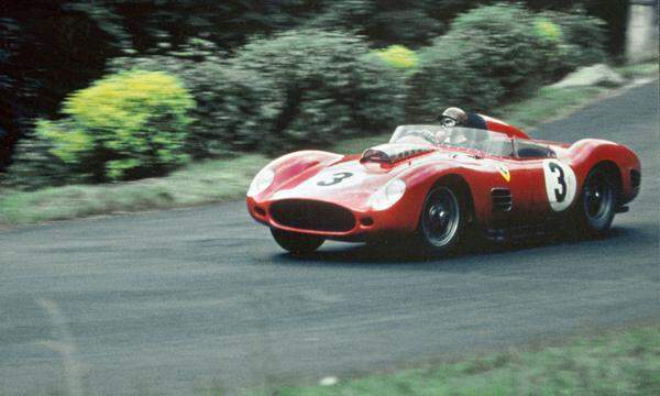 Noch ein Blick auf den Testa Rossa, hier schon in der rennfertigen Form von 1958: Tony Brooks auf dem Nürburgring, ein Schmuckstück der Sportfotografie.