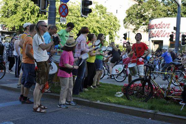 Eine Samba-Gruppe feuerte die Teilnehmer in der Lassallestraße an.