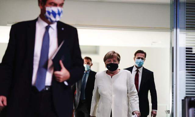Angela Merkel (Bildmitte) und Bayerns Ministerpräsident Markus Söder (links) präsentierten die neuen Maßnahmen für Deutschland während der anhaltenden Coronavirus-Pandemie.
