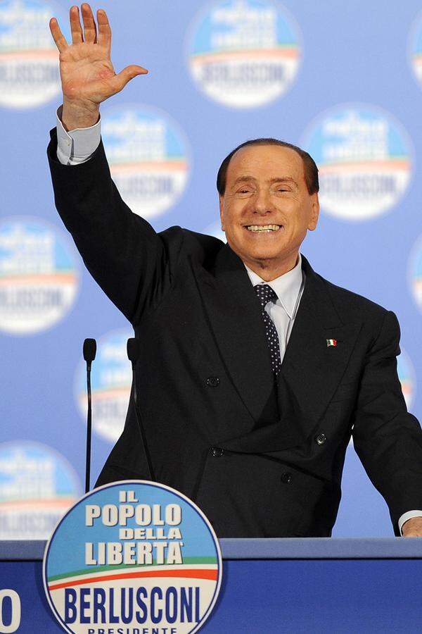 Seine Gegner feierten bereits mehrfach das Ende der Ära Silvio Berlusconi. Doch der Medienfürst, der seit fast zwei Jahrzehnten Italiens politische Szene dominiert, enttäuschte sie abermals. Zum sechsten Mal nahm der 76-Jährige am 24. Februar an den Parlamentswahlen teil – und übertraf alle Prognosen. Er erreichte mit seiner Mitte-Rechts-Allianz über 30 Prozent der Stimmen und verhinderte damit eine klare Mehrheit des Mitte-Links-Lagers. Ein Blick auf den Werdegang des umstrittenen Cavaliere.