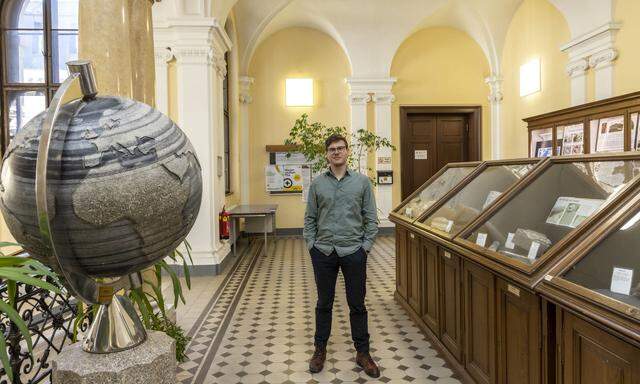 Simon Schorn untersucht Gesteinsproben aus der ganzen Welt. Derzeit forscht er an der Uni Graz. 
