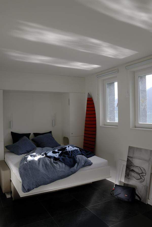 Das Schlafzimmer - mit rotem Farbtupfer.
