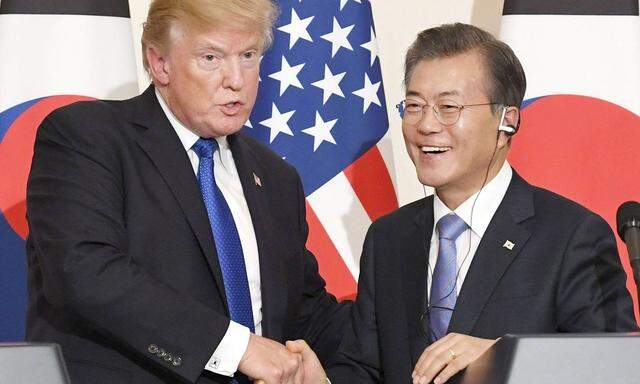 Donald Trump bei seinem Besuch in Südkorea mit Moon Jae-in.