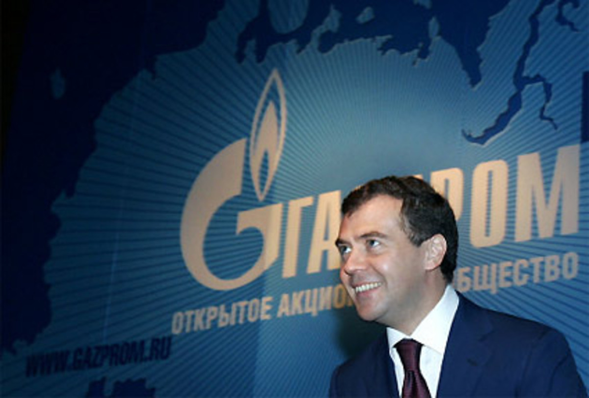 Spekuliert wird auch, dass sich Putin einen loyalen Nachfolger kürt. Hinter einem schwachen Präsidenten könnte Putin aus dem Hintergrund die Fäden ziehen. Am 10. Dezember sagt Putin, dass er Dmitry Medwedew unterstützen werde.