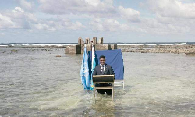 Der Außenminister von Tuvalu, Simon Kofe, sendet seine Videobotschaft nach Glasgow aus dem Meer - keine Effekthscherei, sondern ein Weckruf: Seine Heimat versinkt - wie viele andere "Small Island States". 