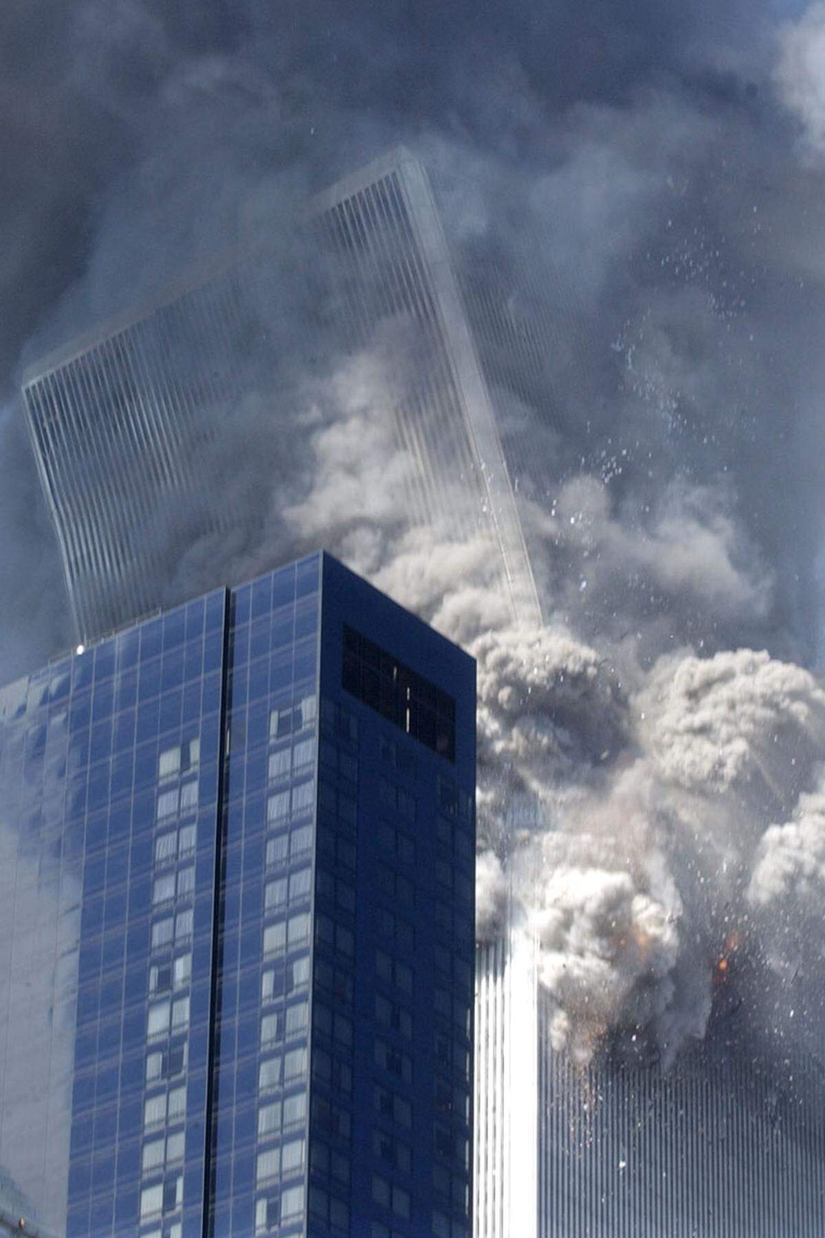 Keine Stunde nach dem Aufprall des Passagierfliegers kracht der Südturm des World Trade Centers in sich zusammen. Um 10.28 Uhr stürzt auch der Nordturm ein.