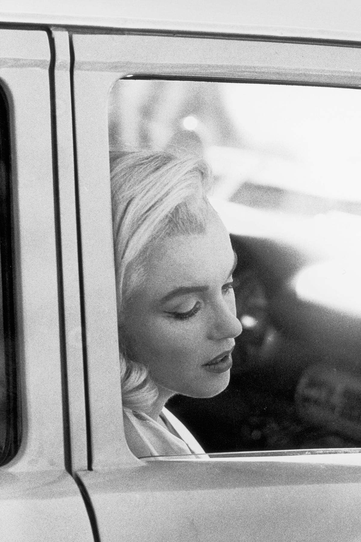 Stilikone. Marilyn Monroe bei den Dreharbeiten zu „The Misfits“ (mit dem deutschen Untertitel „Nicht gesellschaftsfähig“) von 1961, nach dem Drehbuch von Arthur Miller, ihrem damaligen Ehemann, das er eigens für sie geschrieben hatte.
