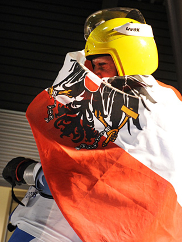 Andreas und Wolfgang Linger ist am Mittwoch im Whistler Sliding Centre der Favoritensieg gelungen. Das Brüderpaar aus Tirol holte wie schon vor vier Jahren Olympia-Gold im Doppelsitzer und hat damit ein Kunststück geschafft, dass in Österreichs Wintersport bei Olympia bisher nur Eiskunstläufer Karl Schäfer (1932 und 1936) gelungen war: Die Wiederholung des Olympiasiegs.