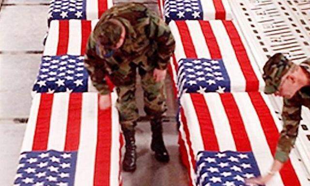 USA SOLDIER COFFINS OFLOADED