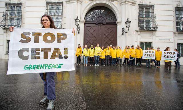 Protest gegen Ceta von Greenpeace-Aktivisten vor dem Bundeskanzleramt am Mittwoch.