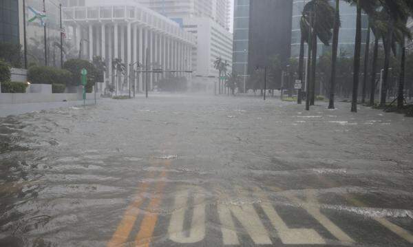 Der Sturm war trotzdem heftig, Teile der Stadt standen unter Wasser - wie hier der zentrale Bezirk Brickell.