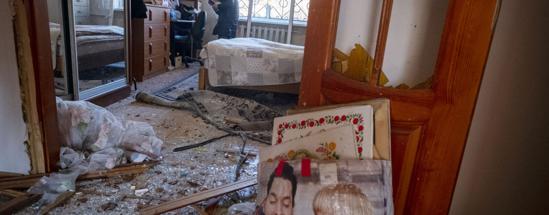 Nach russischen Raketeneinschlägen ist Daria Ivanovas Wohnung in Kiew zerstört. Sie sucht zwischen den Trümmern nach Erinnerungsstücken.