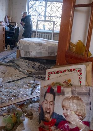 Nach russischen Raketeneinschlägen ist Daria Ivanovas Wohnung in Kiew zerstört. Sie sucht zwischen den Trümmern nach Erinnerungsstücken.