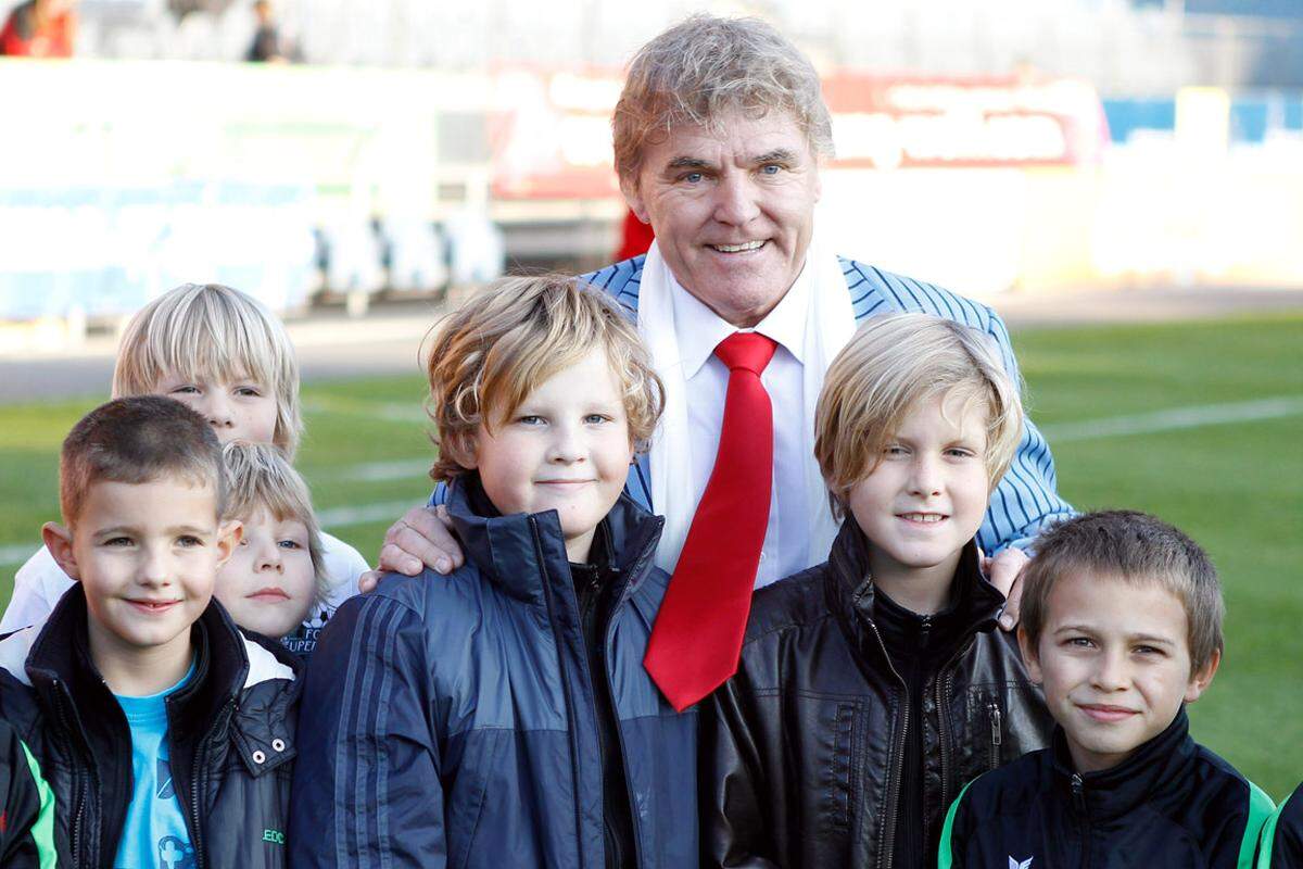 Lange deutete nichts darauf hin, dass das Regionalliga-Spiel zwischen dem GAK und Pasching ein denkwürdiges werden sollte. Pasching-Trainer Adi Pinter, früher mit den Grazern sehr erfolgreich, posierte ruhig mit einigen Kindern.