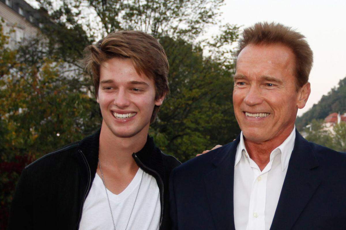 Arnold Schwarzenegger (67) hat die Ex-Freundin seines 21-jährigen Sohnes Patrick, die Sängerin Miley Cyrus (22), als "wundervolle Person" bezeichnet. "Patrick hatte eine wunderschöne Erfahrung, eine tolle Beziehung. Letztendlich ist die Sache dann gescheitert", sagte der Schauspieler in der Radioshow von US-Talker Howard Stern.Die oft extravagante Art des Popstars ("Wrecking Ball") habe ihn "nicht gestört". "Das ist die Seite in ihrer Karriere, in der sie etwas aus sich herausgeht und anders ist, weil sie in einer Musikerfamilie aufgewachsen ist."Juni 2015