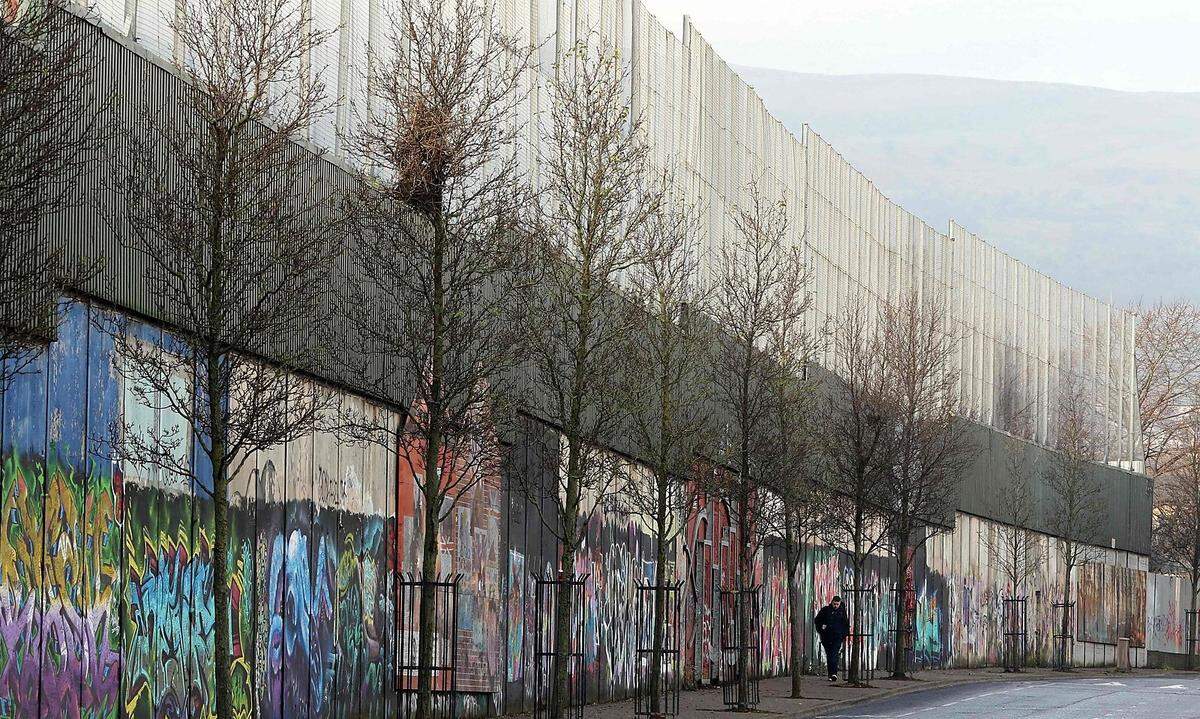 "Friedenslinien" in Belfast: Trotz des offiziellen Friedensabkommens von 1998 gibt es allein in der nordirischen Hauptstadt weiterhin rund 100 Zäune und Mauern zwischen Stadtteilen pro-irischer Katholiken und pro-britischer Protestanten. Die seit 1969 immer wieder erweiterten "Friedenslinien" ("peace lines" oder "peace walls") sollen vor Anschlägen schützen und Sicherheit geben.  