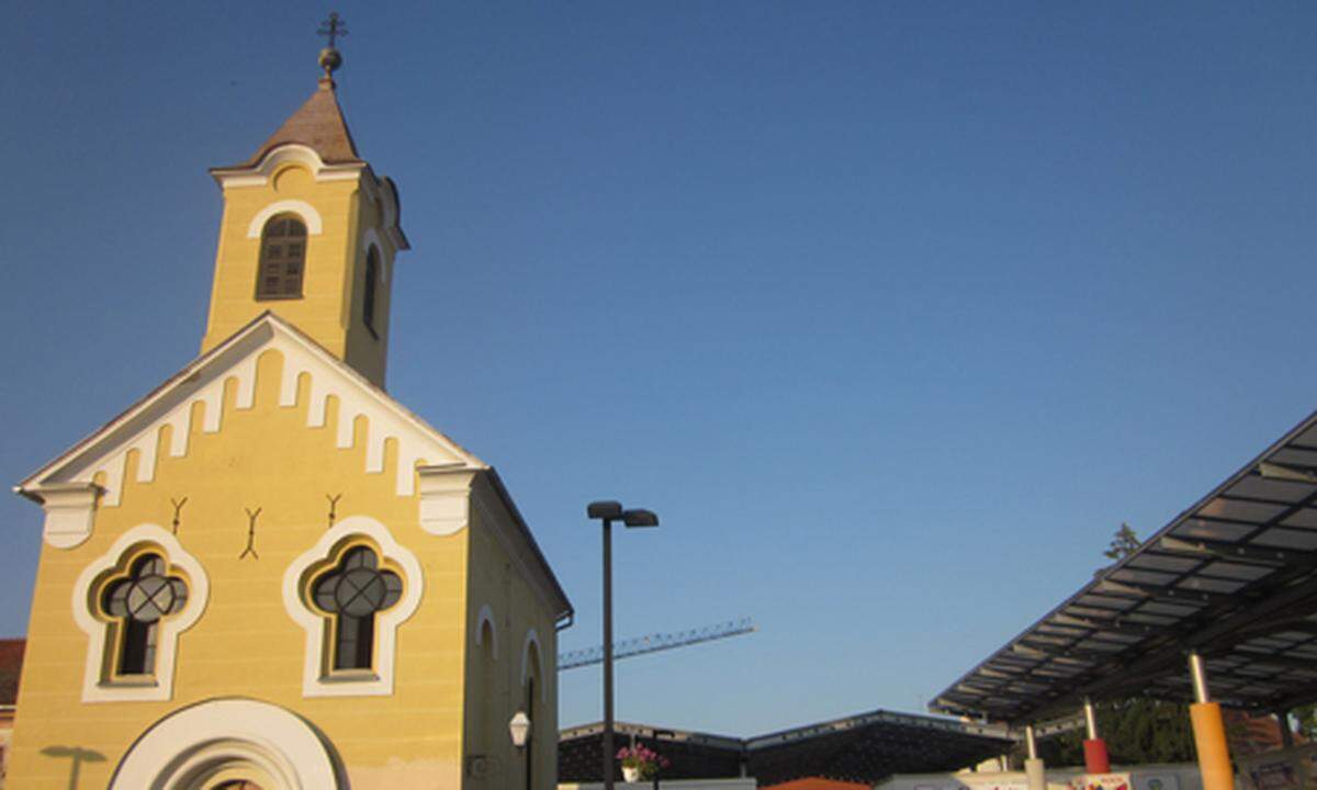 Einer der Höhepunkte Varaždins: die orthodoxe Georgskirche in historisierendem Stil, einzigartig in der Region. Sie wurde 1884 innerhalb von drei Monaten erbaut und mit einer wertvollen Inneneinrichtung aus der Zagreber orthodoxen Gemeinschaft versehen.