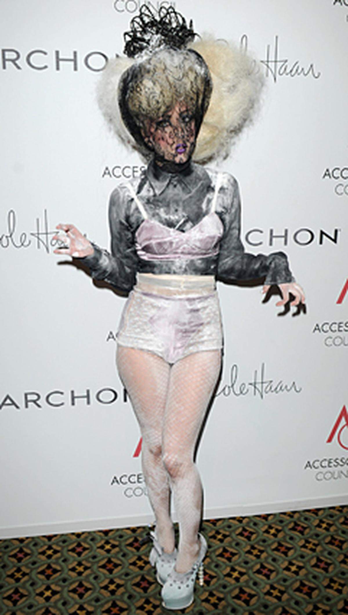 Bei den "Ace Awards" 2009("Accessoires Council Excellence") in New York tauchte Stefani Joanne Germanotta, wie Lady Gaga mit bürgerlichem Namen heißt, in einer seltsamen Kreation auf: Ihr Gesicht verhüllte die Sängerin mit schwarzer Spitze, hinter der sich ihr wallendes Haar aufbaute. Die restliche Kleidung war nicht minder überraschend: Schillernde Hot Pants, eine grau-schwarze Bluse mit einem fliederfarbenen BH darüber und hackige Plateau-Schuhe - garniert mit Kreidestaub.  Für diese Kreativität gab's auch einen Preis: Lady Gaga wurde mit dem "Stylemaker-Award" ausgezeichnet.