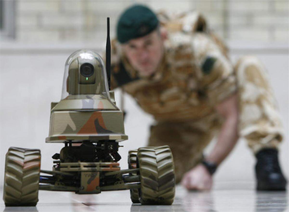 Der nach einer römischen Militärformation benannte Aufklärungsroboter Testudo (lat. Schildkröte) wird über einen Touchscreen und einen Xbox-Controller gesteuert. Er ist mit einer Wärmebildkamera und Bewegungssensoren ausgestattet. Die britische Armee plant, ihn einzusetzen.