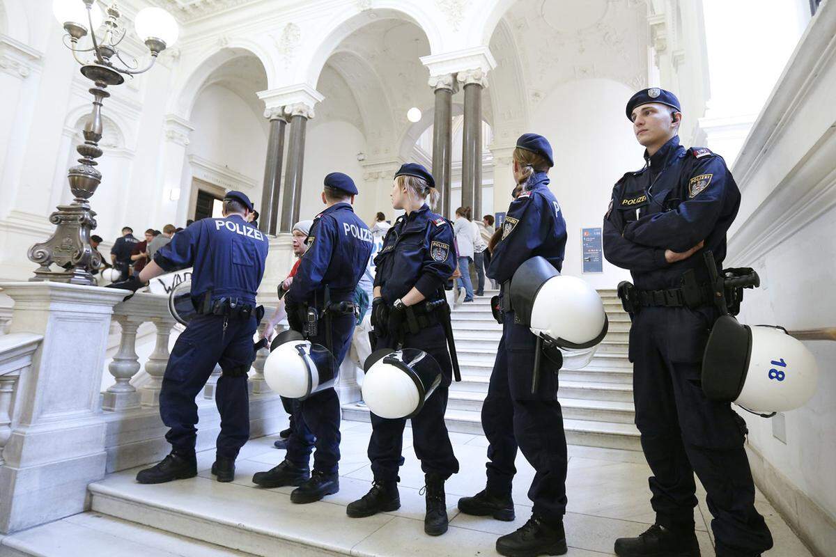 Die Studenten sprechen von einem "brutalen Vorgehen" der Polizei, mehrere Protestierende seien an den Handgelenken verletzt worden.