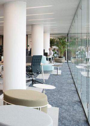 Luftig, hell, wandelbar und ein bisschen wie ein moderner Wohn-Salon: Das 2020 eröffnete CBRE-Office in Brüssel.