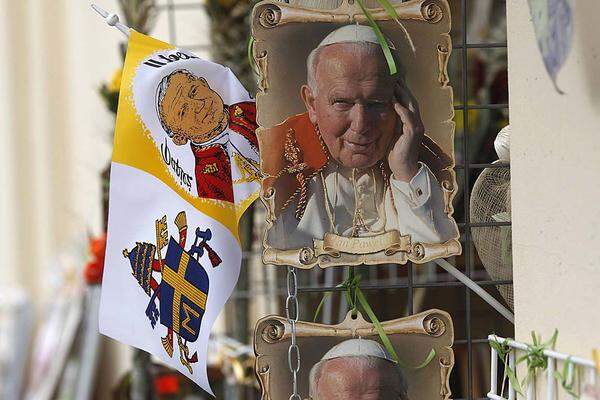 Dabei kursieren natürlich auch zahlreiche Fälschungen: Die Polizei beschlagnahmte 5,5 Millionen gefälschte Uhren, Kugelschreiber und Fahnen mit Bildern des Papstes, die illegal verkauft hätten werden sollen.