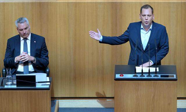 ÖVP-Kanzler Karl Nehammer und SPÖ-Klubchef Philip Kucher im Nationalrat.