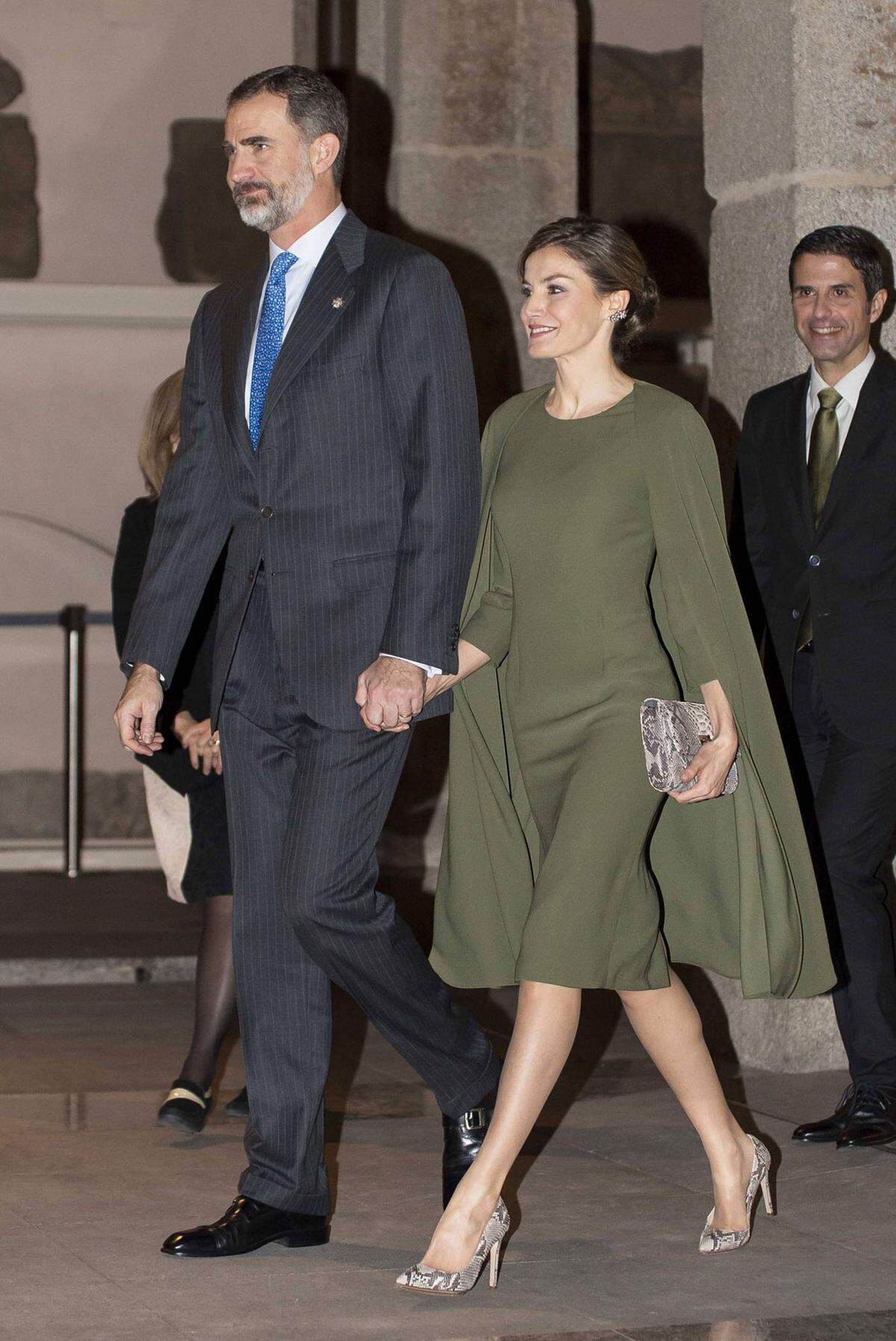 Ein absolutes Highlight im Februar war dieses olivgrüne, bisher namenlose Capekleid, das Letizia bereits im Vorjahr zur Verleihung der Design Awards in Madrid ausführte. 